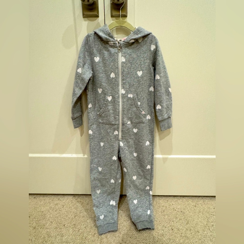 Girls One piece Onesie. Gray w/ white hearts. H&M kids. Gently used. Size 4-5T.